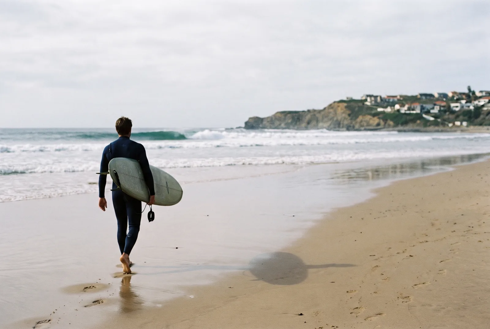 Surfeur à Taghazout au coucher du soleil